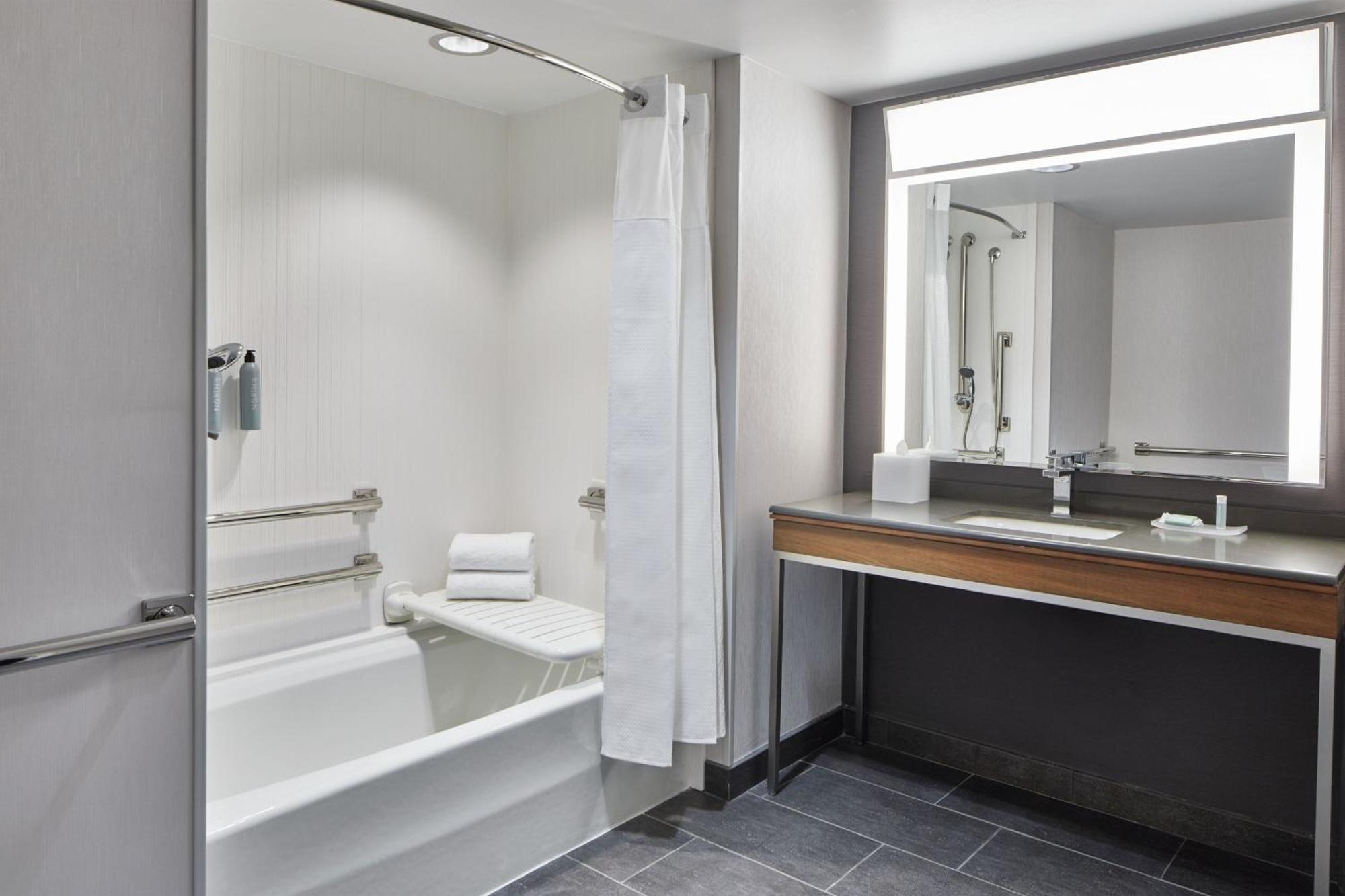 Courtyard By Marriott Downtown